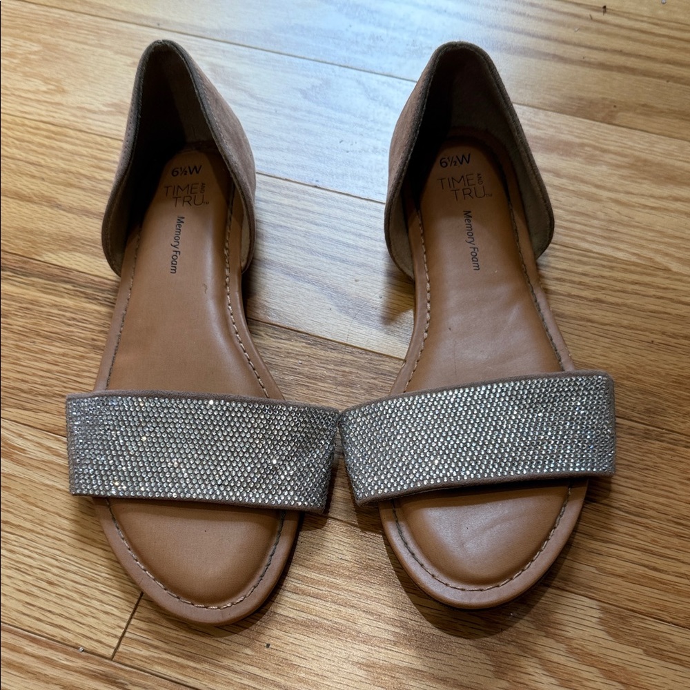 Time and Tru Women's Tan and Silver Sandals